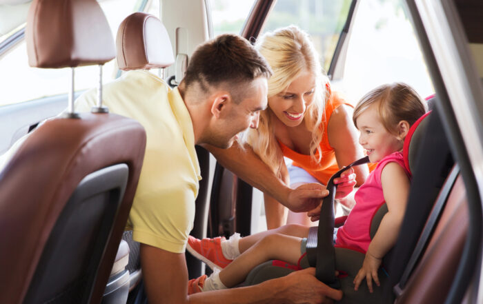 Familie în vacanță cu mașina