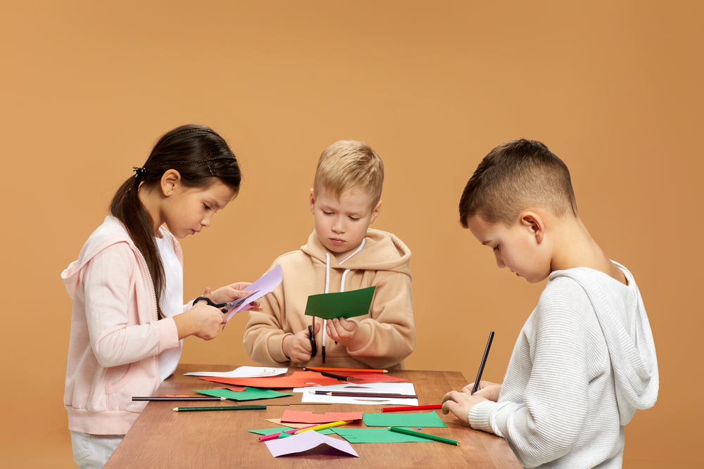 copii lucrand cu hartie creponata
