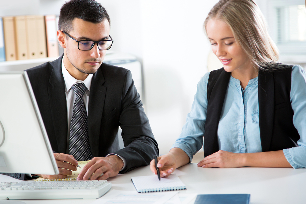 Manager discutând cu responsabilul de achiziții B2B