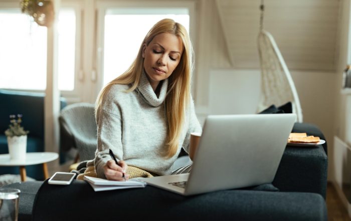 Femeie care lucrează la planul de afaceri