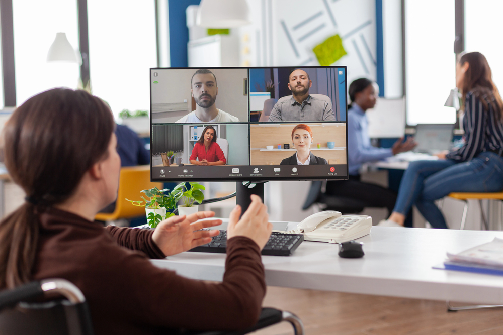 loc-de-munca-hibrid-videoconferinta