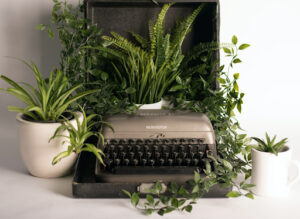 masina de scris si planta